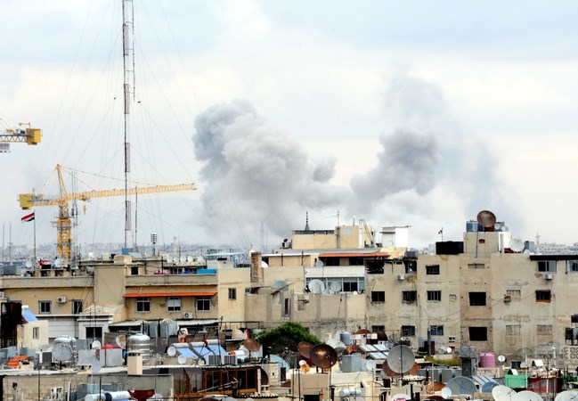 Khói bốc lên sau một vụ nã rocket từ khu vực Đông Ghouta, Syria ngày 26-2. (Nguồn: THX/TTXVN)