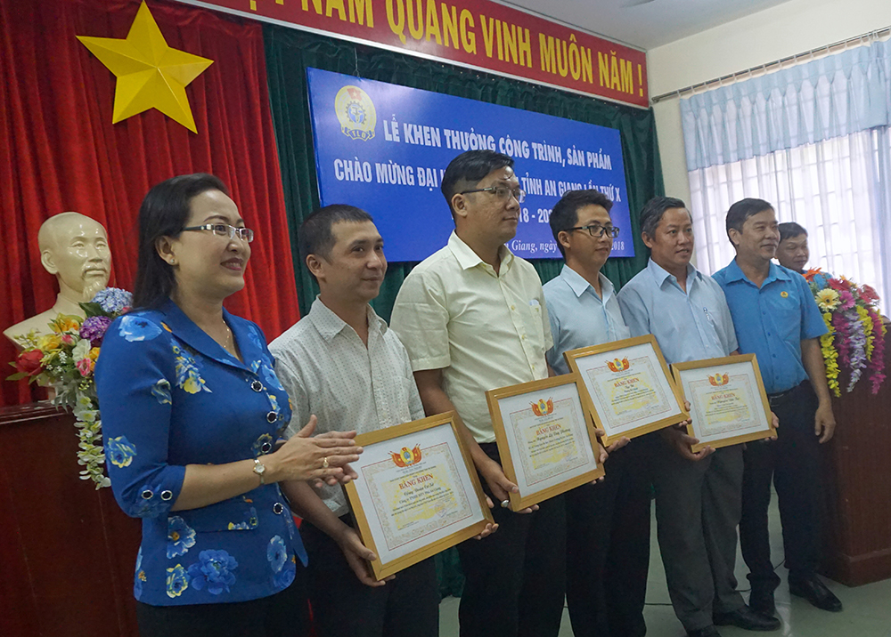 Khen thưởng công trình, sản phẩm tiêu biểu chào mừng Đại hội Công đoàn tỉnh lần thứ X