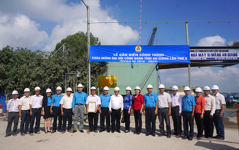 Khen thưởng công trình, sản phẩm tiêu biểu chào mừng Đại hội Công đoàn tỉnh lần thứ X