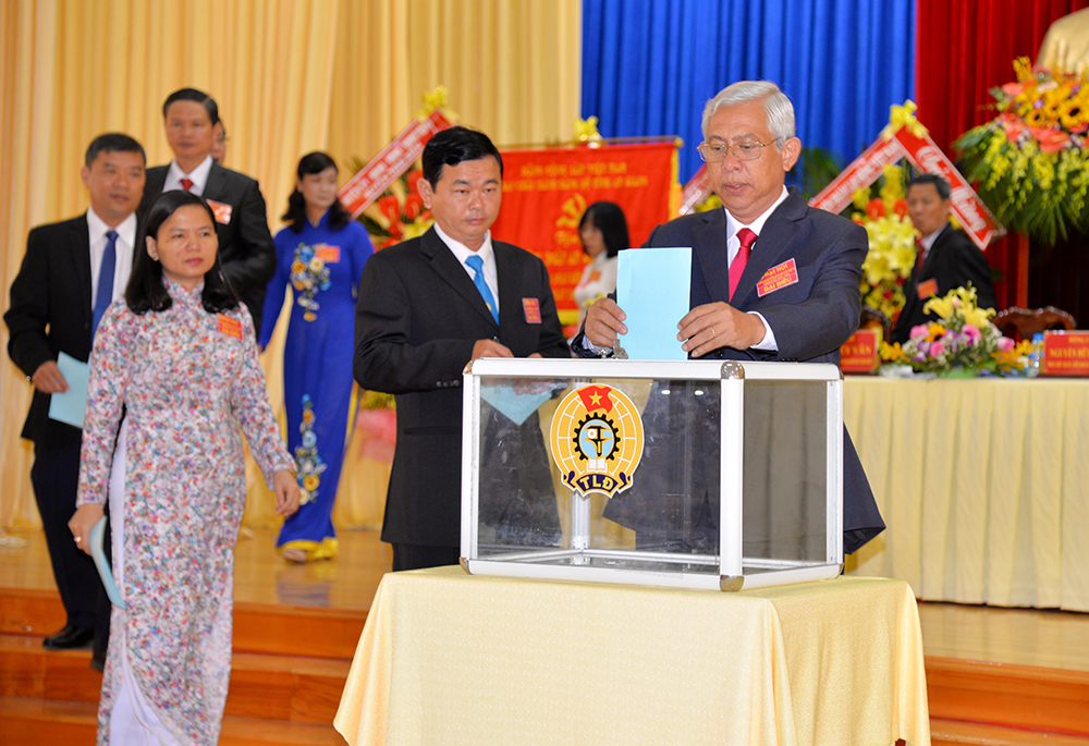 Đoàn Chủ tịch và các đại biểu bỏ phiếu bầu Ban Chấp hành LĐLĐ tỉnh, nhiệm kỳ 2018 – 2023