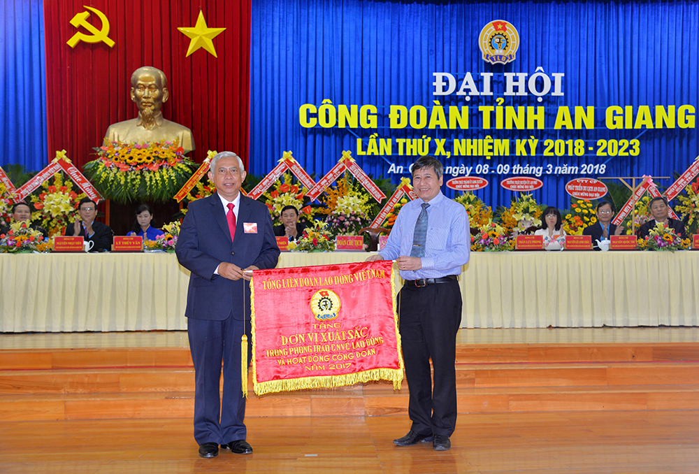  Phó Chủ tịch Thường trực LĐLĐ Việt Nam Trần Thanh Hải trao Cờ thi đua dẫn đầu cho LĐLĐ tỉnh vì có thành tích dẫn đầu xuất sắc trong phong trào thi đua CNVC-LĐ và hoạt động công đoàn năm 2017