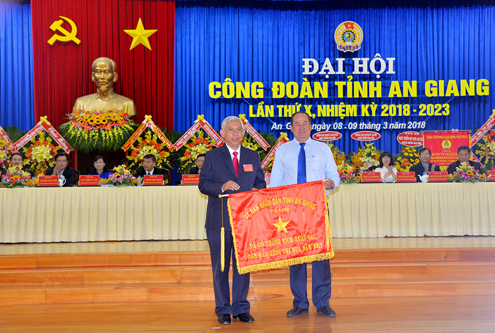  Phó Chủ UBND tỉnh Nguyễn Thanh Bình trao Cờ thi đua dẫn đầu cho LĐLĐ tỉnh vì có thành tích xuất sắc, dẫn đầu khối thi đua năm 2017