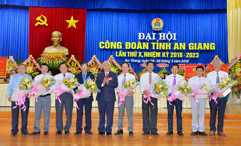  Chủ tịch LĐLĐ tỉnh Nguyễn Thiện Phú tặng hoa cho các đồng chí không ứng cử Ban Chấp hành nhiệm kỳ mới