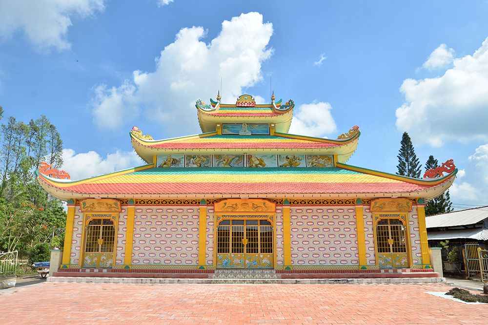 Một điểm tham quan du khách không thể bỏ qua khi đến cù lao Giêng là Thành Hoa tự (còn gọi là chùa Đạo Nằm), được xây dựng năm 1953. 