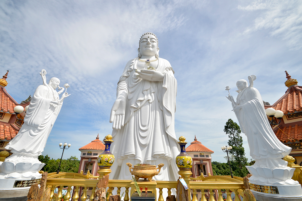 Đặc biệt, ở cù lao Giêng còn có chùa Phước Thành (còn gọi là chùa Chim), được ghi nhận Kỷ lục Việt Nam, với công trình quần thể tượng Phật Tổ A Di Đà và 48 vị Bồ tát Thánh chúng (mỗi tượng cao 5m).