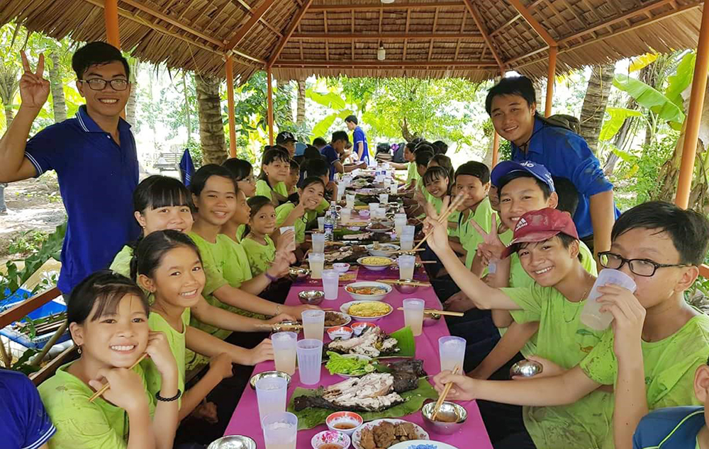 Đến cù lao Giêng, du khách còn được tham quan  những vườn trái cây xum xê, thưởng thức những món ăn dân dã và đặc sản của người dân xứ cù lao là dưa xoài, dưa cóc...