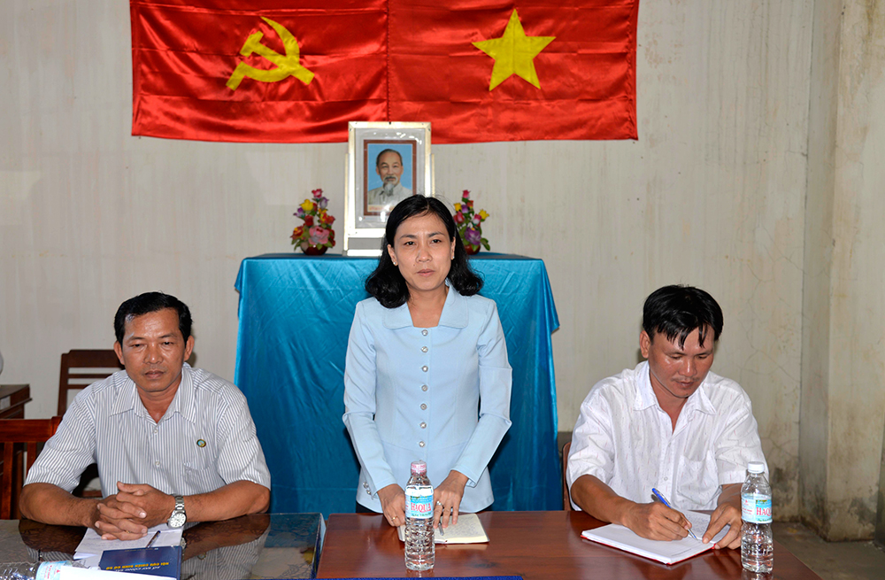 Bí thư Huyện ủy Châu Thành Đinh Thị Việt Huỳnh trả lời ý kiến của người dân tại diễn đàn “Lắng nghe dân nói” tổ chức ở thị trấn An Châu