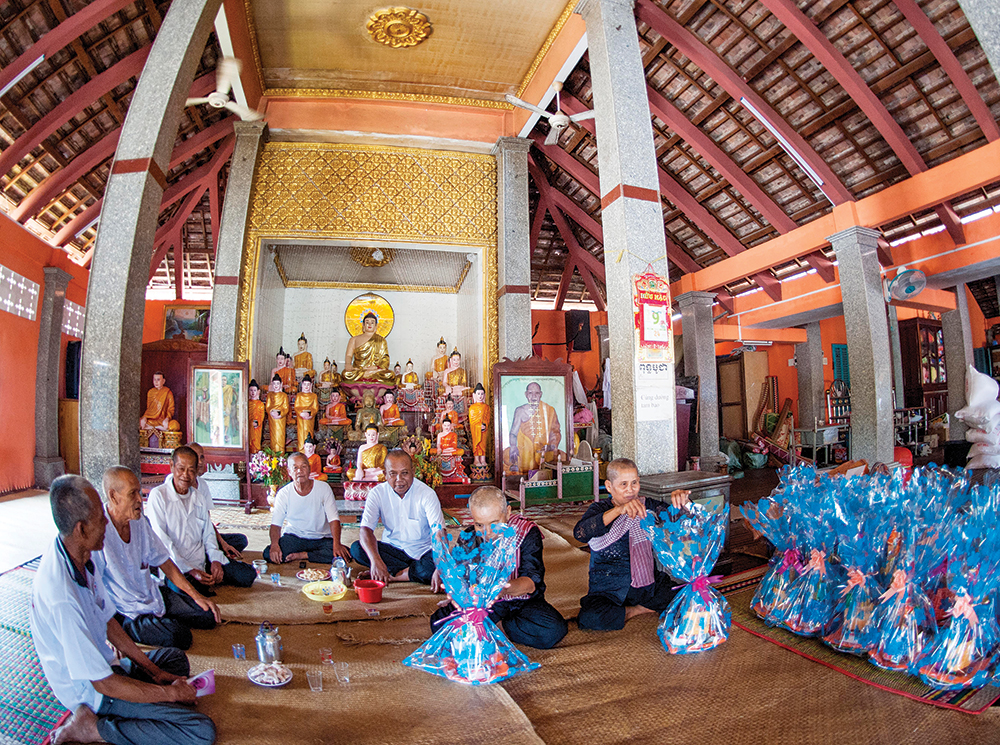 Đồng bào dân tộc Khmer chuẩn bị các phần quà phục vụ Tết cổ truyền Chôl Chhnăm Thmây