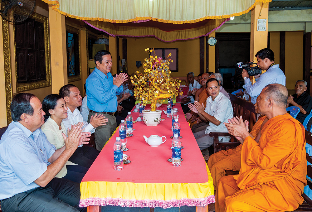 Lãnh đạo tỉnh và huyện Châu Thành chúc Tết cổ truyền Chôl Chhnăm Thmây  đồng bào dân tộc Khmer huyện Châu Thành.