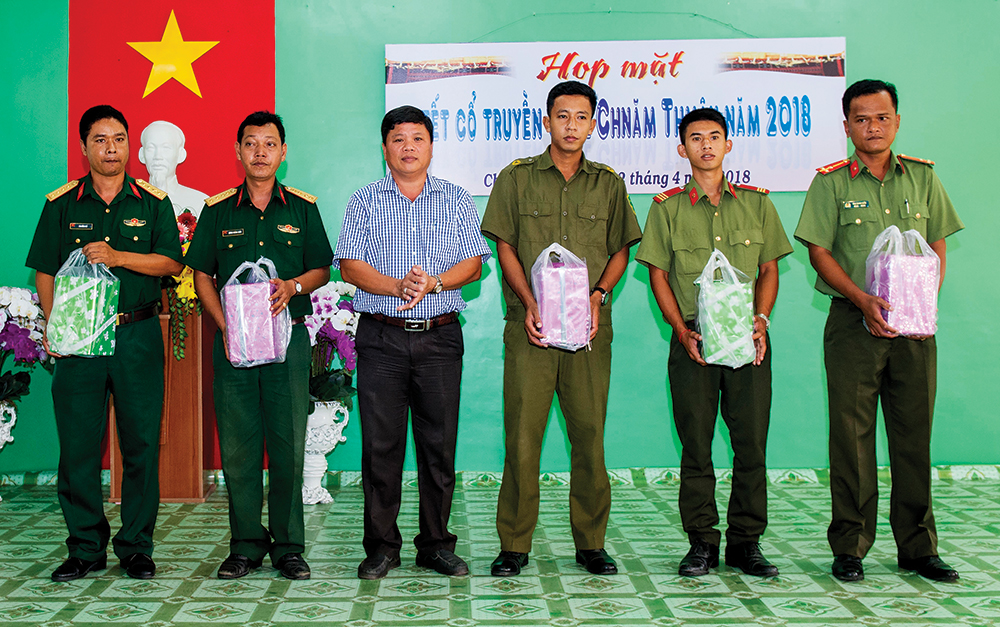 Tặng quà Tết cổ truyền Chôl Chhnăm Thmây năm 2018 cho cán bộ, công chức, viên chức, lực lượng vũ trang, công an là người dân tộc Khmer của huyện Châu Thành.