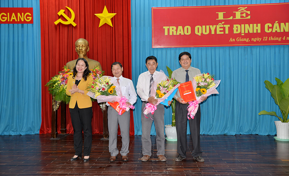 Bí thư Tỉnh ủy Võ Thị Ánh Xuân trao quyết định nghỉ hưu và hoa cho các cán bộ đến tuổi hưu trí