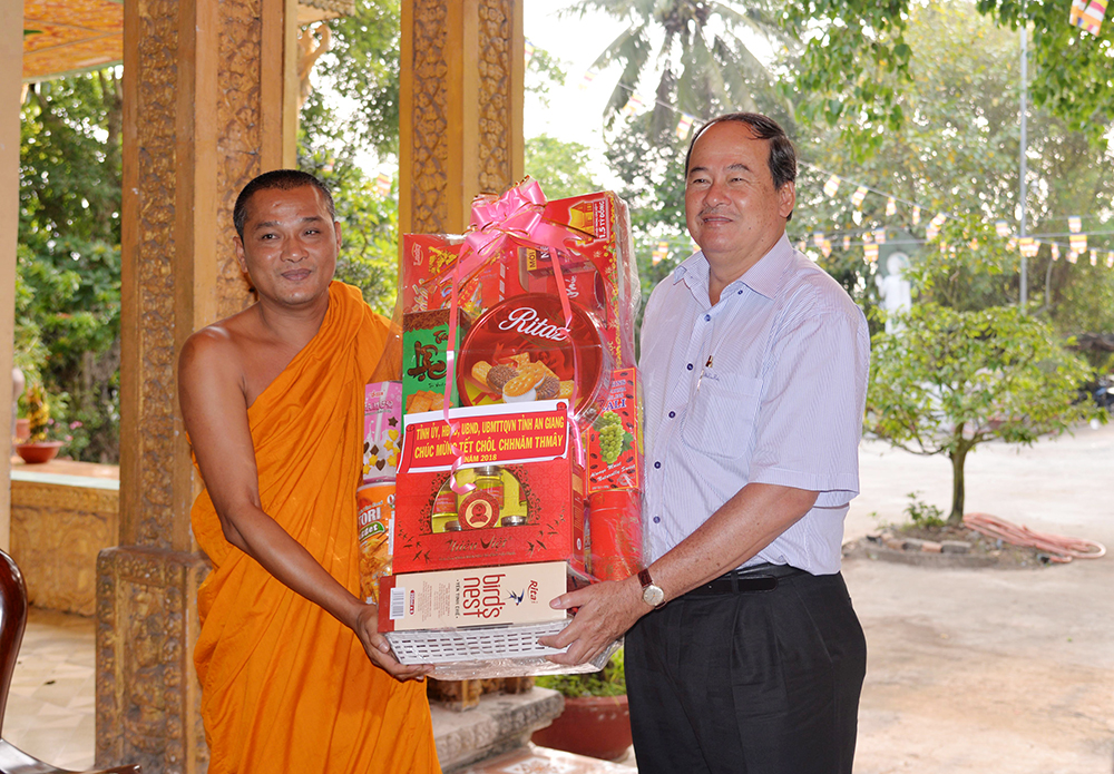 Phó Chủ tịch UBND tỉnh Nguyễn Thanh Bình tặng quà chùa Sim Minh Na Ram
