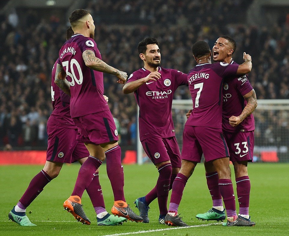 Đả bại Tottenham, Man City áp sát ngôi vương Premier League