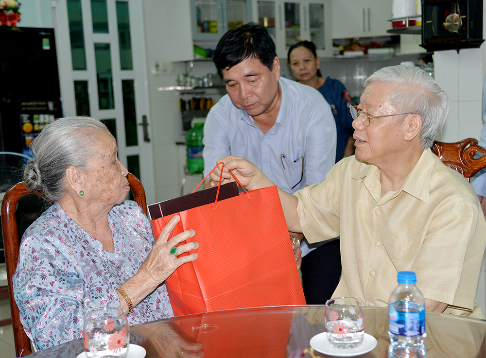 Tổng Bí thư Nguyễn Phú Trọng thăm, tặng quà Mẹ Việt Nam Anh hùng Lê Thị Tải