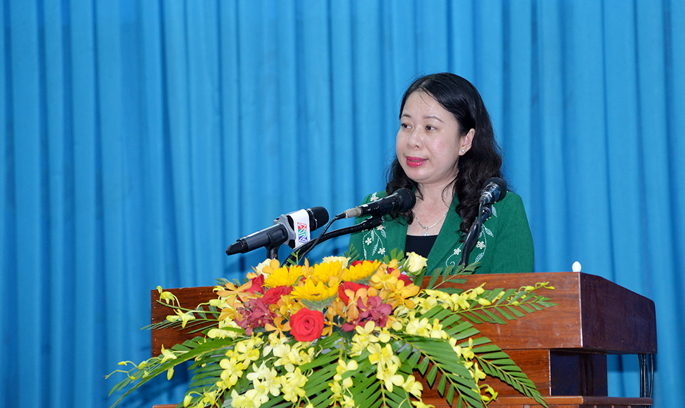 Bí thư Tỉnh ủy Võ Thị Ánh Xuân báo cáo kết quả tình hình thực hiện nhiệm vụ phát triển kinh tế - xã hội và công tác xây dựng Đảng, xây dựng chính quyền