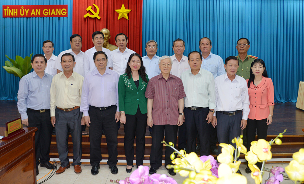 Tổng Bí thư Nguyễn Phú Trọng và lãnh đạo bộ, ngành Trung ương chụp ảnh lưu niệm cùng lãnh đạo tỉnh An Giang