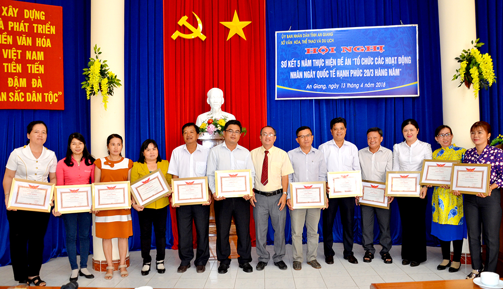 Phó Giám đốc Sở VH-TT&DL Trương Bá Trạng trao giấy khen cho các tập thể