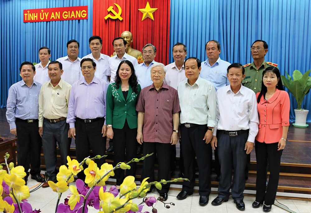 Tổng Bí thư Nguyễn Phú Trọng và lãnh đạo các bộ, ban ngành Trung ương chụp ảnh lưu niệm cùng các đồng chí Ban Thường vụ Tỉnh ủy An Giang