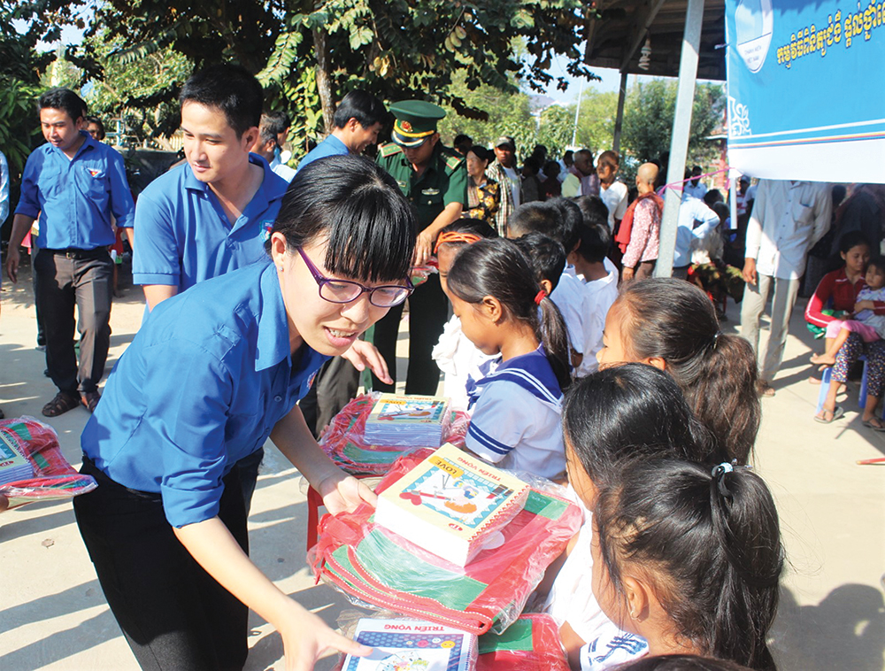 Đoàn KDN tặng tập, cặp cho học sinh có hoàn cảnh khó khăn ở xã Som, quận Kirivong, tỉnh Takeo (Vương quốc Campuchia)