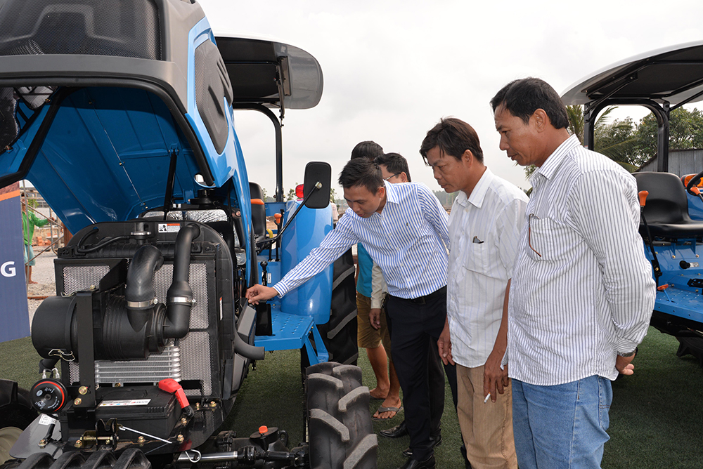 Công ty Cổ phần ôtô Trường Hải chi nhánh An Giang tổ chức trình diễn máy kéo KAM50
