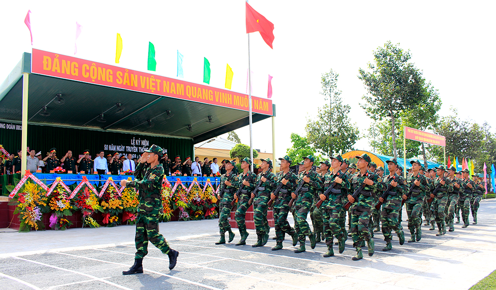 Quang cảnh lễ duyệt binh kỷ niệm 50 năm thành lập Trung đoàn