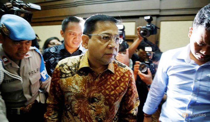Cảnh sát áp giải cựu Chủ tịch Quốc hội Indonesia Setya Novanto đến Tòa án Jakarta ngày 24-4-2018. REUTERS