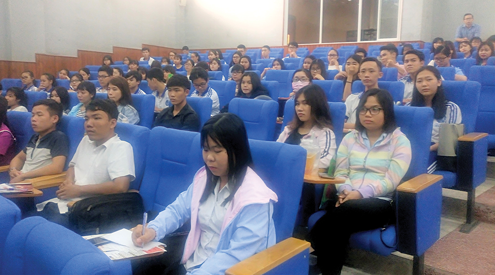 Sinh viên tham dự hội thảo tư vấn học tiếng Hàn