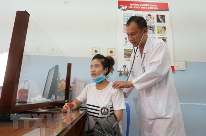 Bác sĩ bệnh viện Phạm Ngọc Thạch thăm khám cho bệnh nhân lao. (Ảnh: Phương Vy/TTXVN)