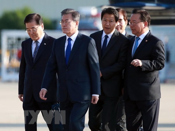 Tổng thống Hàn Quốc Moon Jae-in (thứ 2, trái) tại sân bay Seoul ở Seongnam, chuẩn bị khởi hành tới Nhật Bản ngày 9/5. (Nguồn: YONHAP/ TTXVN)
