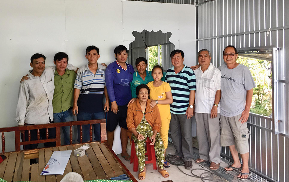 Nhóm từ thiện đến xây lại nhà cho em Tuyền