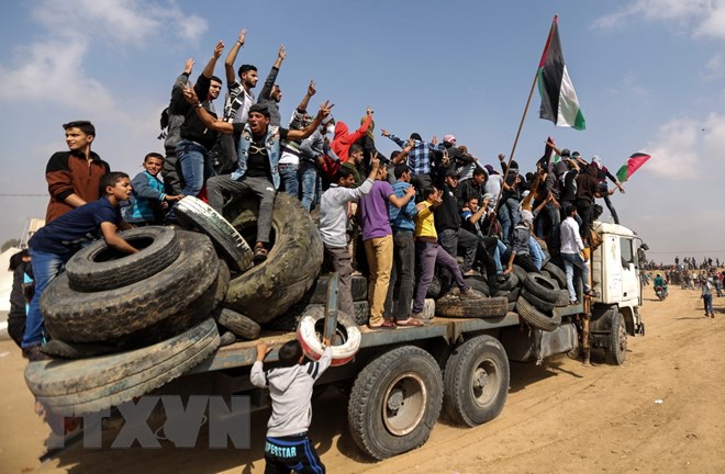 Người dân Palestine tham gia biểu tình ở phía Đông Dải Gaza ngày 27/4. (Nguồn: AFP/TTXVN)