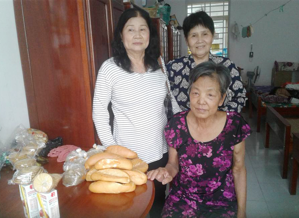 Tổ bếp ăn từ thiện phường Mỹ Long chuẩn bị bữa sáng cho người già neo đơn, bệnh tật và trẻ mồ côi