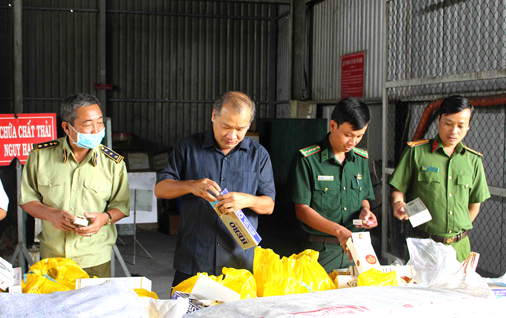 Ông Võ Nguyên Nam, Giám đốc Sở Công thương, Phó Trưởng ban Thường trực BCĐ 389 tỉnh (thứ  3, bên phải) chứng kiến tiêu hủy thuốc lá