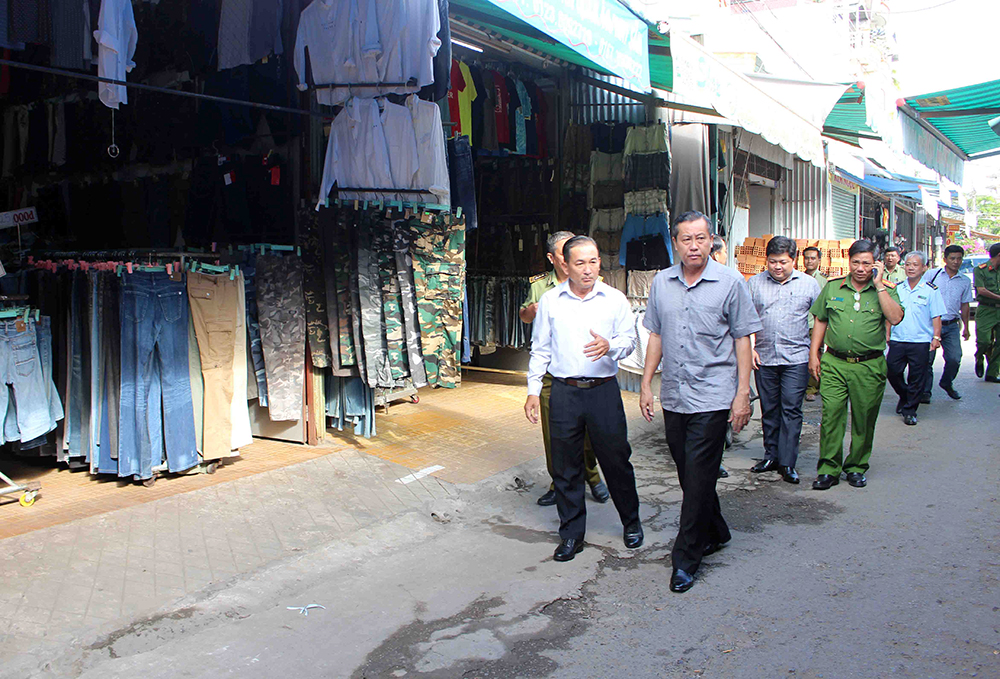 Phó Chủ tịch UBND tỉnh Lê Văn Nưng thị sát tình hình mua, bán tại chợ Châu Long (TP. Châu Đốc)