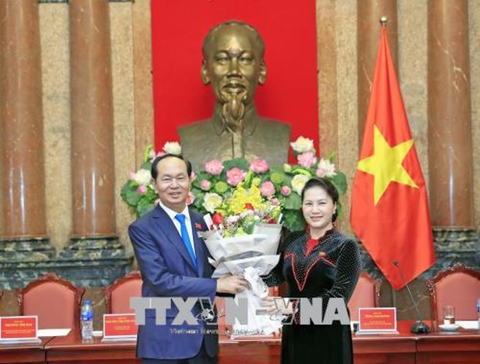 Chủ tịch nước Trần Đại Quang tặng hoa Chủ tịch Quốc hội Nguyễn Thị Kim Ngân tại buổi gặp mặt. Ảnh: Nhan Sáng/TTXVN