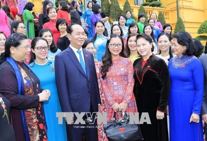 Chủ tịch nước Trần Đại Quang với các nữ đại biểu Quốc hội tại buổi gặp mặt. Ảnh: Nhan Sáng/TTXVN