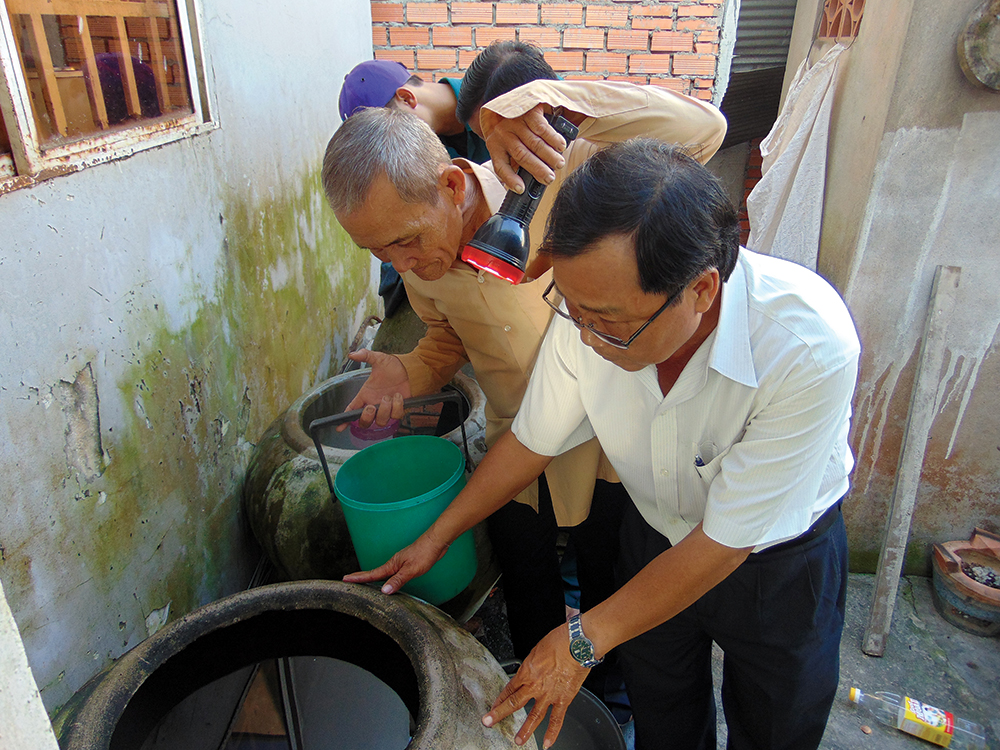 Ra quân kiểm tra, diệt lăng quăng ở khu dân cư