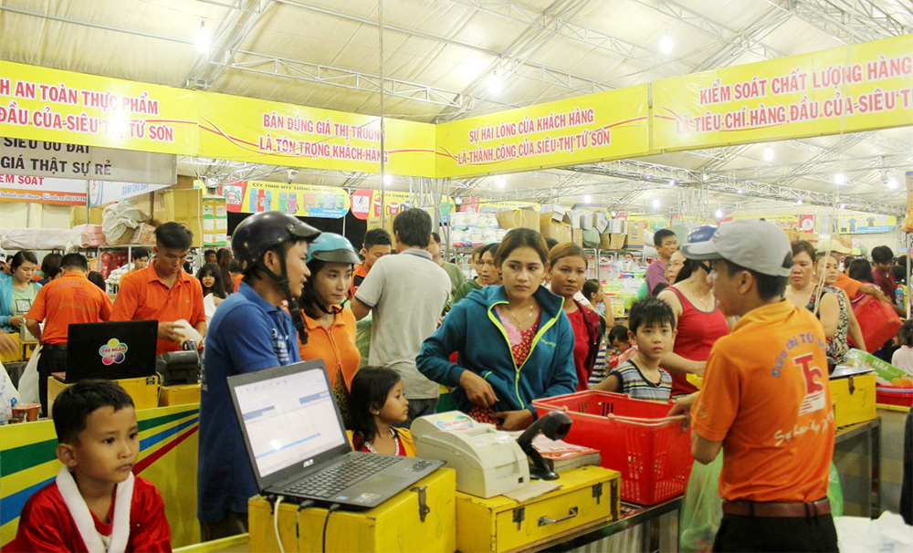 Phiên chợ Tự hào hàng Việt của Tứ Sơn thu hút rất đông khách tham quan, mua sắm