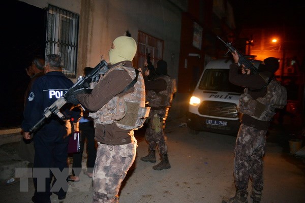 Lực lượng đặc nhiệm Thổ Nhĩ Kỳ trong chiến dịch bắt giữ các phần tử bị tình nghi có quan hệ với IS. (Nguồn: AFP/TTXVN)
