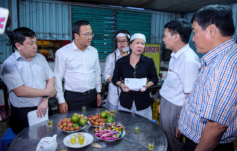 Phó Chủ tịch chuyên trách Ủy ban An toàn giao thông Quốc gia Khuất Việt Hùng thăm hỏi, chia buồn nạn nhân vụ tai nạn giao thông thủy tại  An Giang