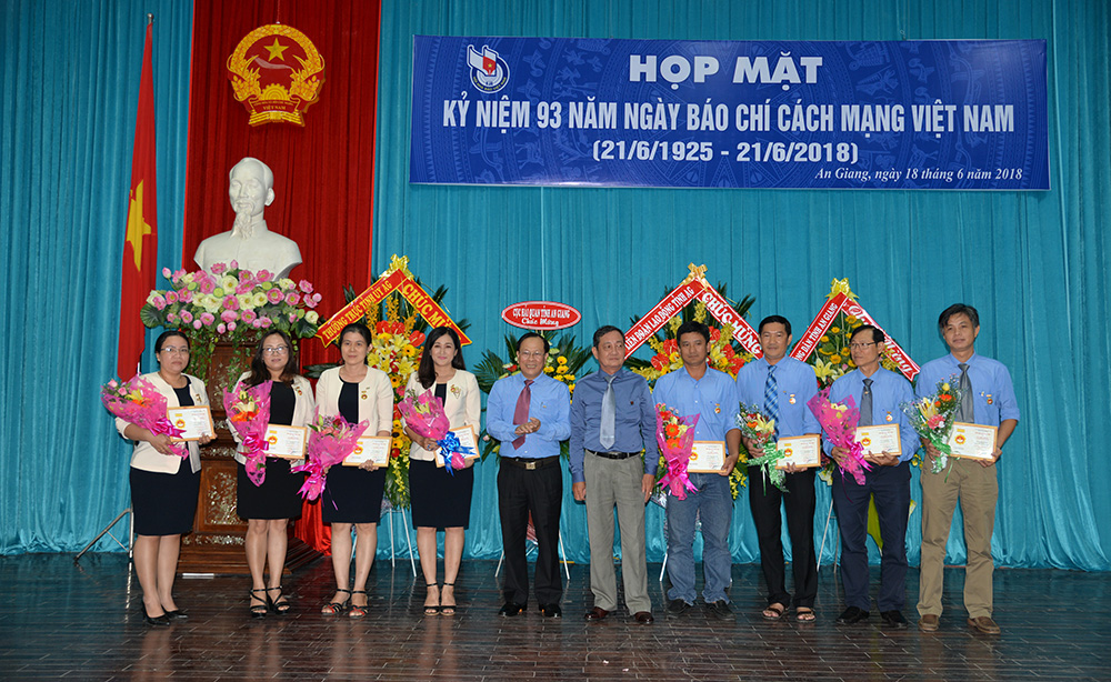 Phó Chủ tịch Hội Nhà báo Việt Nam Nguyễn Bé và  tặng kỷ niệm chương “Vì sự nghiệp báo chí Việt Nam” cho các cá nhân có nhiều đóng góp cho sự nghiệp phát triển báo chí Việt Nam