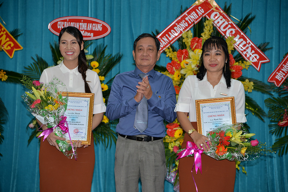 Phó Chủ tịch Hội Nhà báo Việt Nam Nguyễn Bé trao thưởng cho các tác giả đạt giải A thể loại báo in và báo điện tử