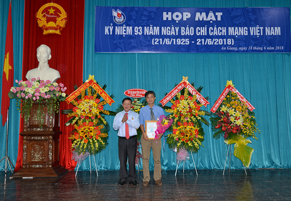 Trưởng ban Tuyên giáo Tỉnh ủy Lê Hồng Khâm trao thưởng cho tác giả đạt giải A thể loại báo hình