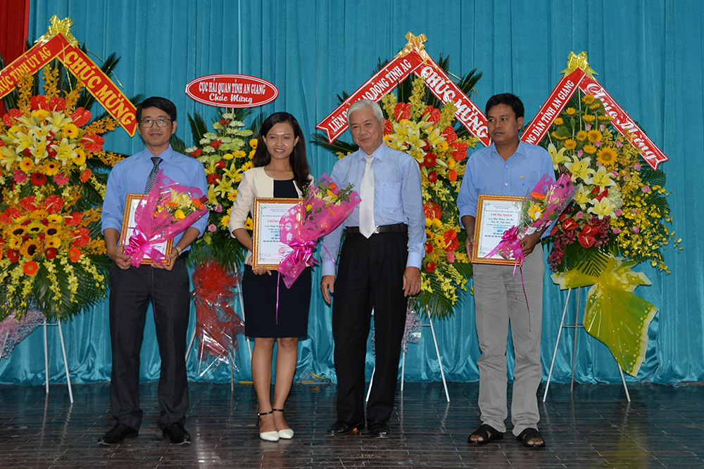 Phó Trưởng ban Thường trực Ban Tổ chức Tỉnh ủy Thái Hữu Phép trao thưởng cho các tác giả đạt giải A, B, C ở thể loại báo nói