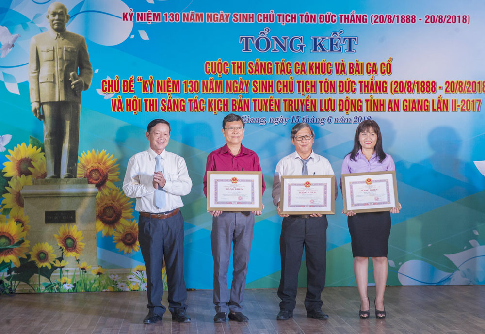Trưởng ban Tuyên giáo Tỉnh ủy Lê Hồng Khâm trao các giải nhất cho các tác giả đoạt giải của 4 thể loại cuộc thi