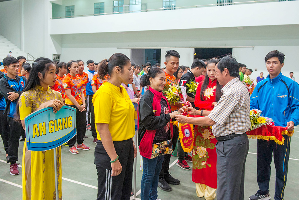 Ban Tổ chức tặng cờ lưu niệm và hoa cho các đơn vị tham dự giải