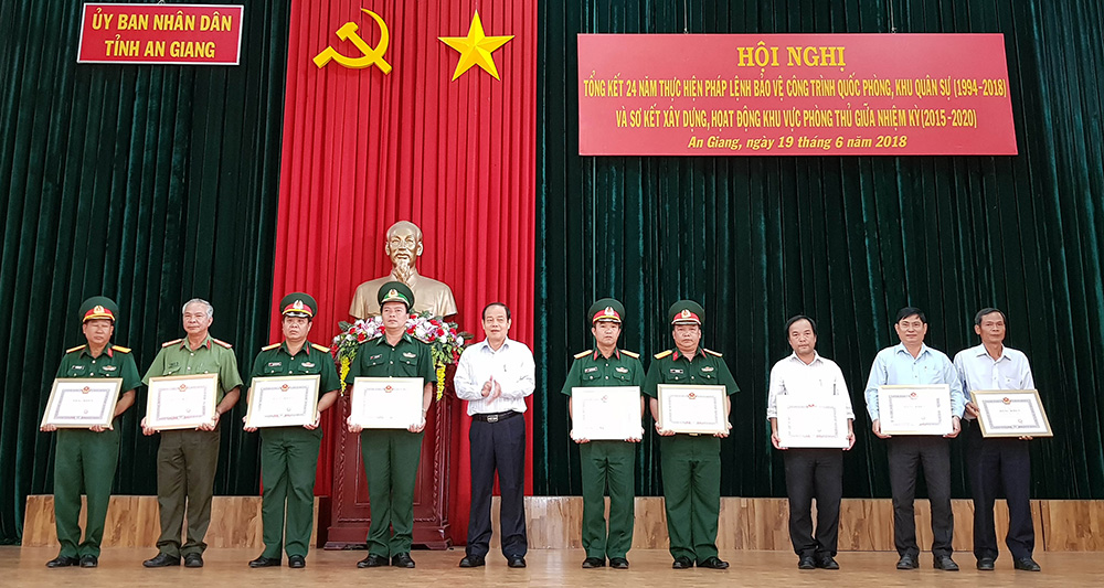 Chủ tịch UBND tỉnh Vương Bình Thạnh tặng Bằng khen cho các cá nhân