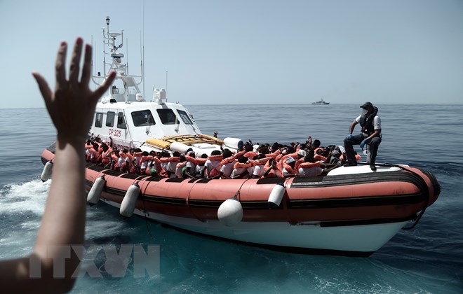 Tàu Aquarius chở người di cư trên Địa Trung Hải. (Nguồn: EPA-EFE/TTXVN)
