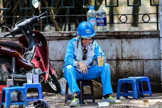 Phía Bắc nắng nóng gay gắt tới 38 độ C, phía Nam có mưa vài nơi