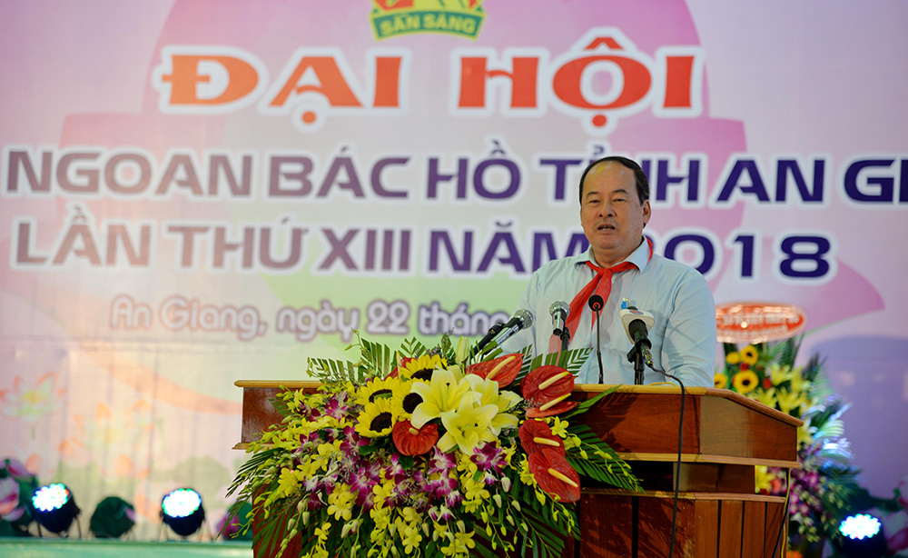 Phó Chủ tịch UBND tỉnh Nguyễn Thanh Bình phát biểu tại đại hội và trao tặng bức trướng cho đại hội